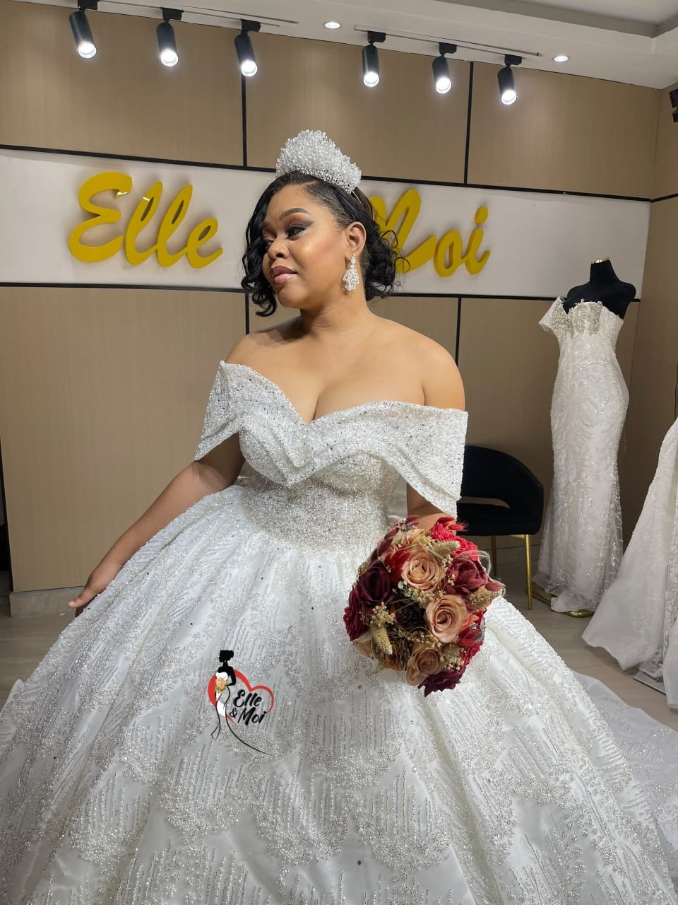 Mariée en robe de dentelle dans la lumière naturelle